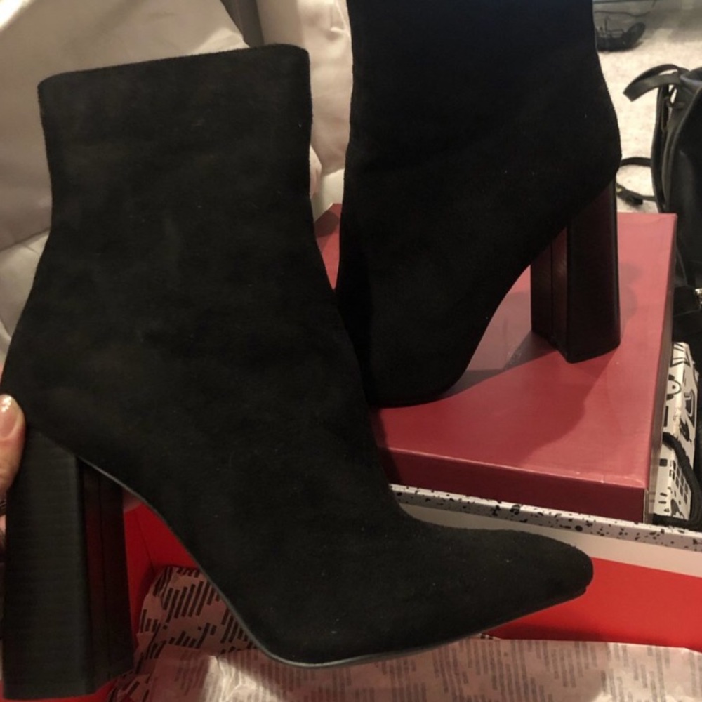 Black suede ankle boots 🌸